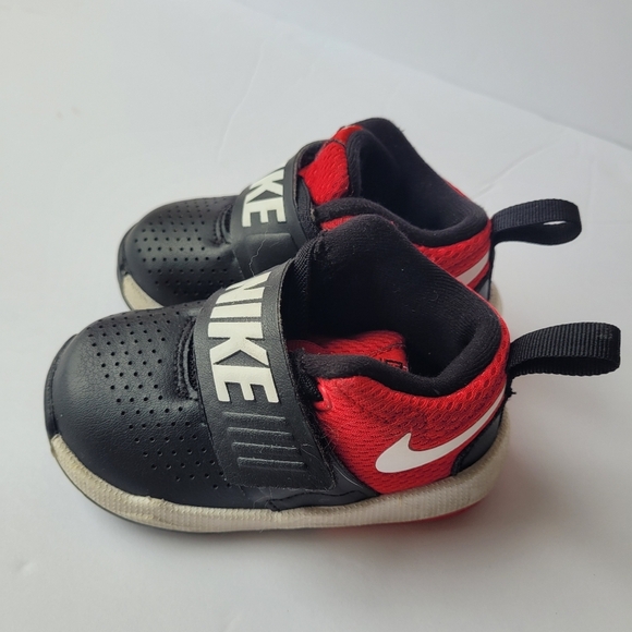 Nike Team Hustle Toddler Kids Red & Black Hightop Tennis Shoes Size 5C - Picture 1 of 10